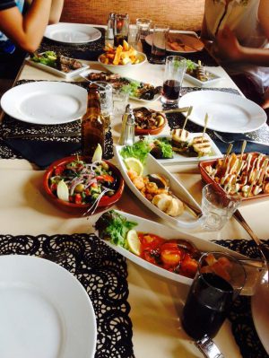 Spaans restaurant tisboven tafeltjevol