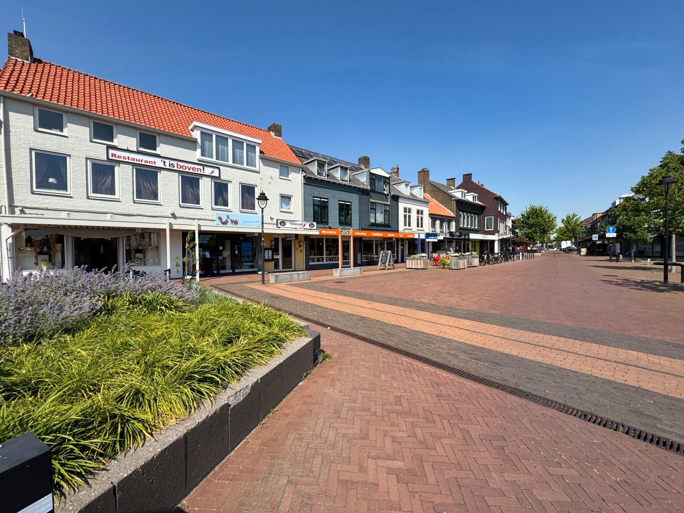 Raadhuisplein in Oostburg met mogelijke terrasruimte